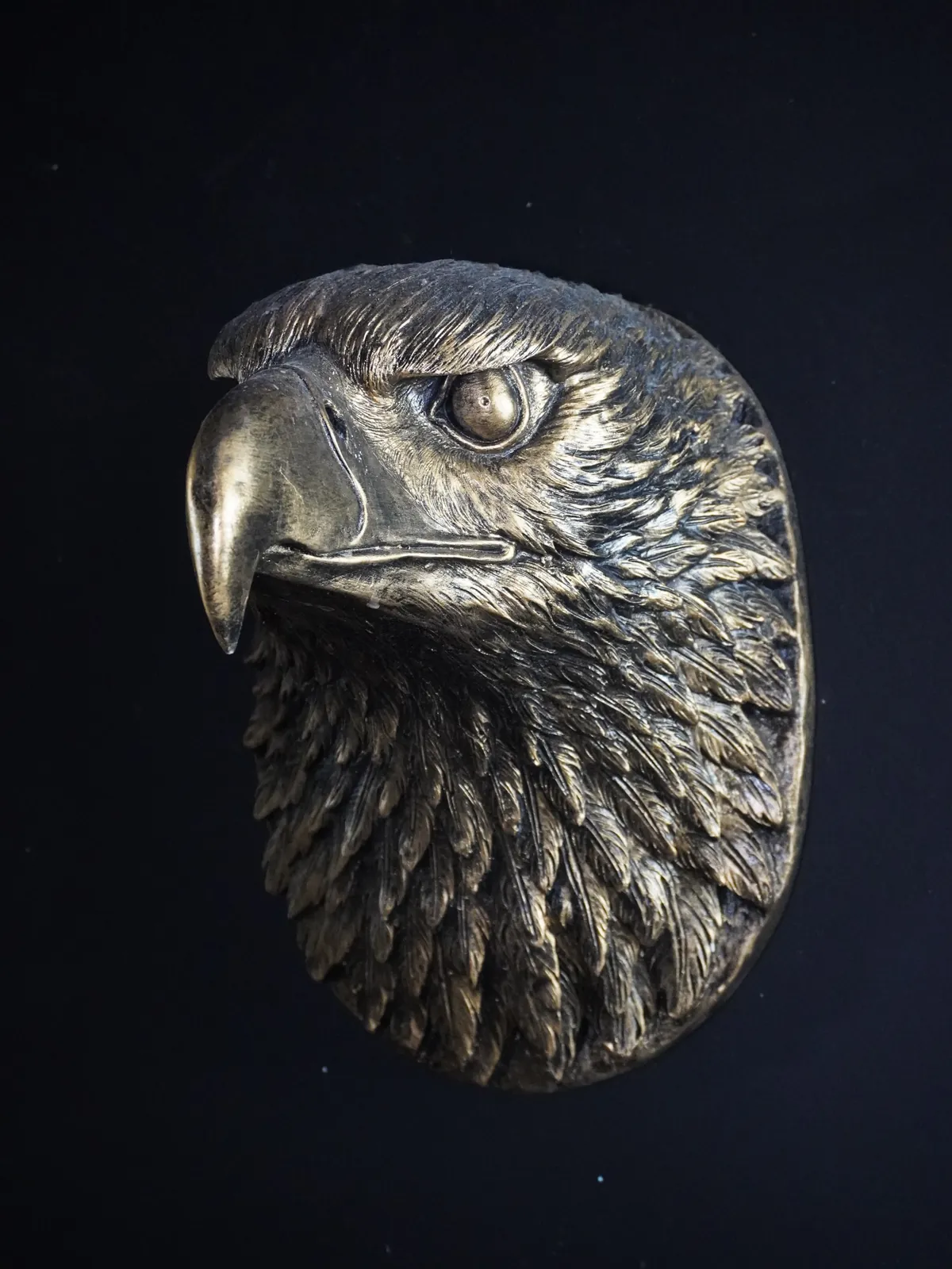 Escultura de águila de latón en MP Barber Club
